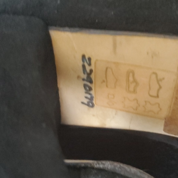 Adorable Italian Taryn Rose black & pink plaid round toe heels. - Picture 10 of 14